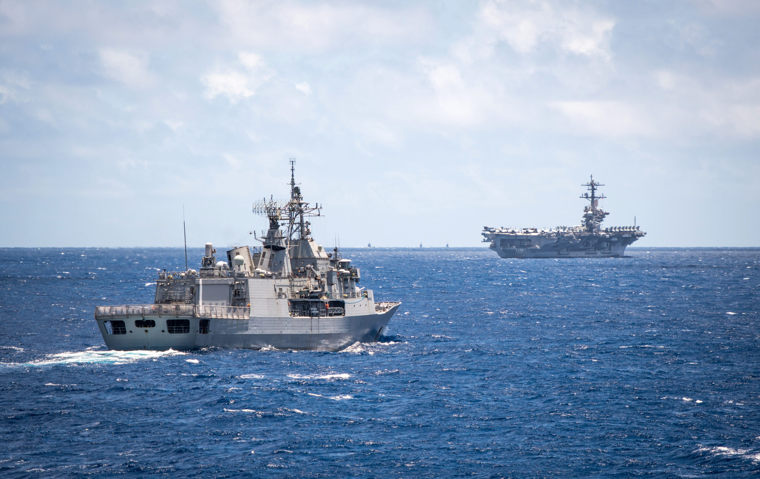 The Royal New Zealand Navy (RNZN) ANZAC frigate HMNZS Te Mana (left) works with the USN Nimitz-class aircraft carrier USS Carl Vinson in the Pacific Ocean in 2018, during the USN’s annual ‘RIMPAC’ exercise off Hawaii. The RNZN’s two ANZAC frigates have recently completed upgrade work, including the addition of the Lockheed Martin CMS 330 combat management system. (US Navy)
